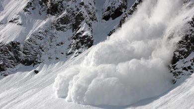 سقوط بهمن بر روی دستگاه برف روبی/ عکس