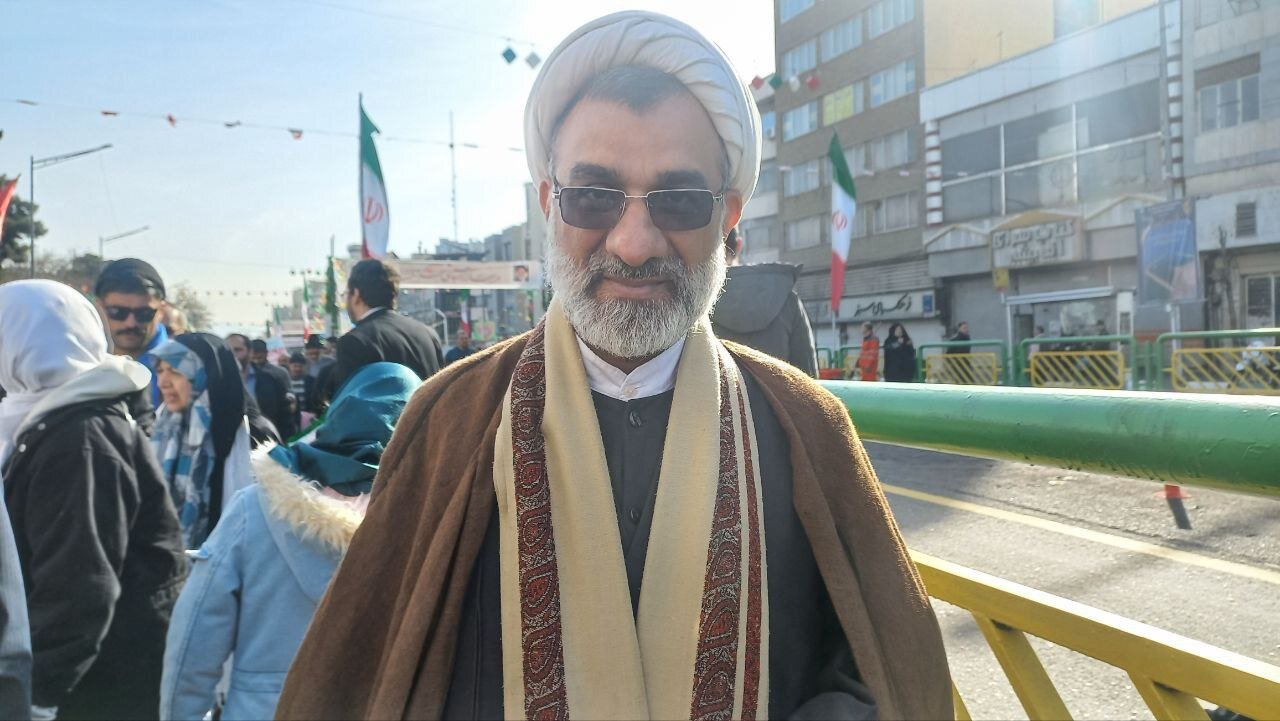 خوش و بش سرلشکر سلامی با مردم در راهپیمایی ۲۲ بهمن