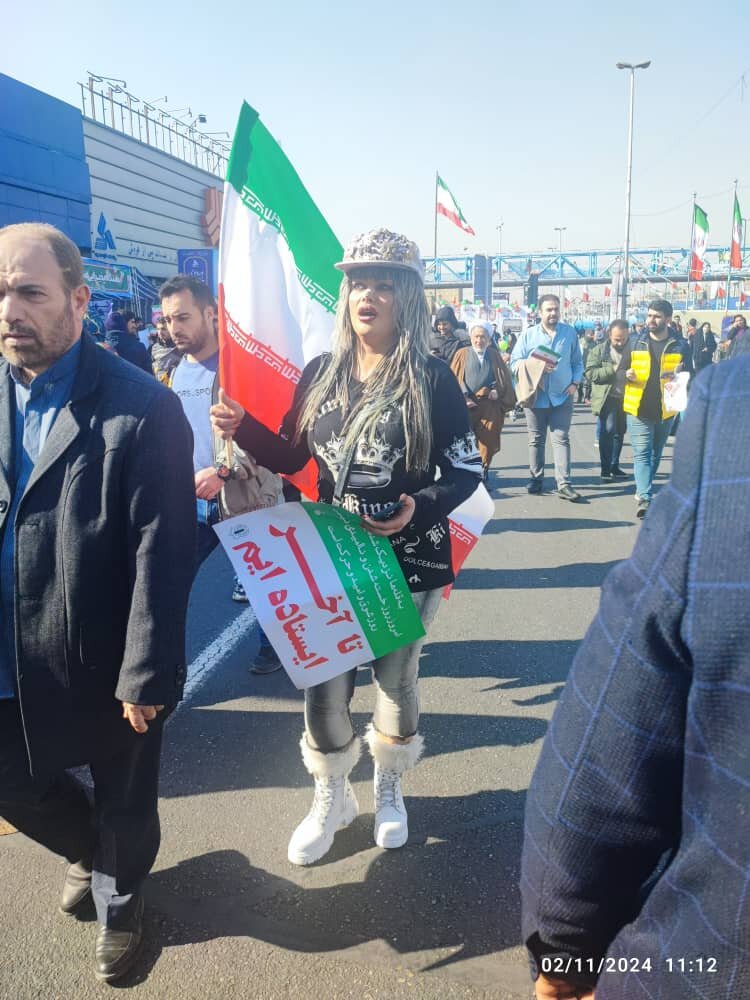 چرا عکس این زن در راهپیمایی ۲۲ بهمن پرحاشیه شد؟
