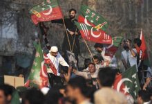 اعتراضات حامیان عمران خان به تقلب در انتخابات/ پاسخ پلیس با شلیک گاز اشک‌آور