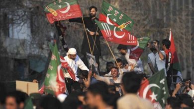 اعتراضات حامیان عمران خان به تقلب در انتخابات/ پاسخ پلیس با شلیک گاز اشک‌آور
