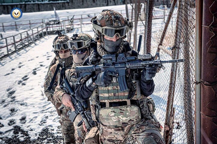 تصاویر | تمرینات زمستانی نیروهای ویژه‌ پلیس طالبان با تجهیزات و تسلیحات بروز غربی