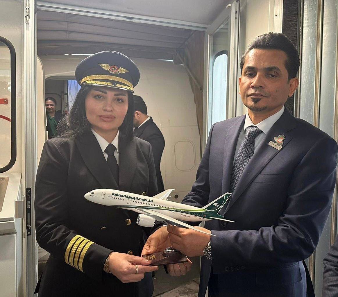 عکس | تقدیر از اولین کاپیتان خلبان زن در هواپیمایی ملی عراق