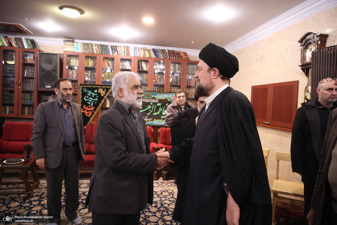 تصاویری از میزبانی سیدحسن خمینی از مهمانان حاضر در منزل مرحوم آیت الله موسوی بجنوردی