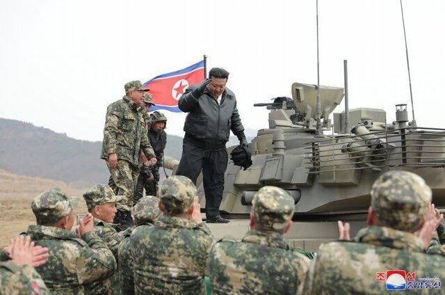 عکس | تانک‌سواری رهبر کره شمالی پس از اعلام فرمان جنگ