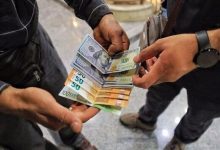 فارس: دلار در صرافی‌ها ۴۳ هزار و ۵۶۵ تومان است، دلالان آن را ۶۳ هزار و ۶۷۰ تومان معامله می‌کنند