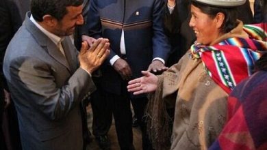شگرد متفاوت احمدی‌نژاد برای دست ندادن با زنان(عکس)