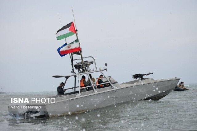 رژه اقتدار شناورهای نیروی دریایی سپاه و بسیج مردمی در مرز دریایی /پرچم اسرائیل آتش زده شد