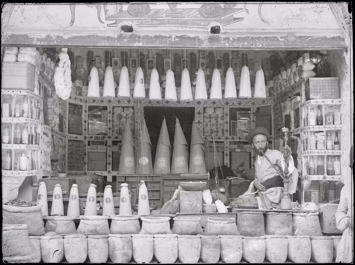 عکس | فروشنده‌ قند و شکر در بازار رشت در دوره‌ قاجار