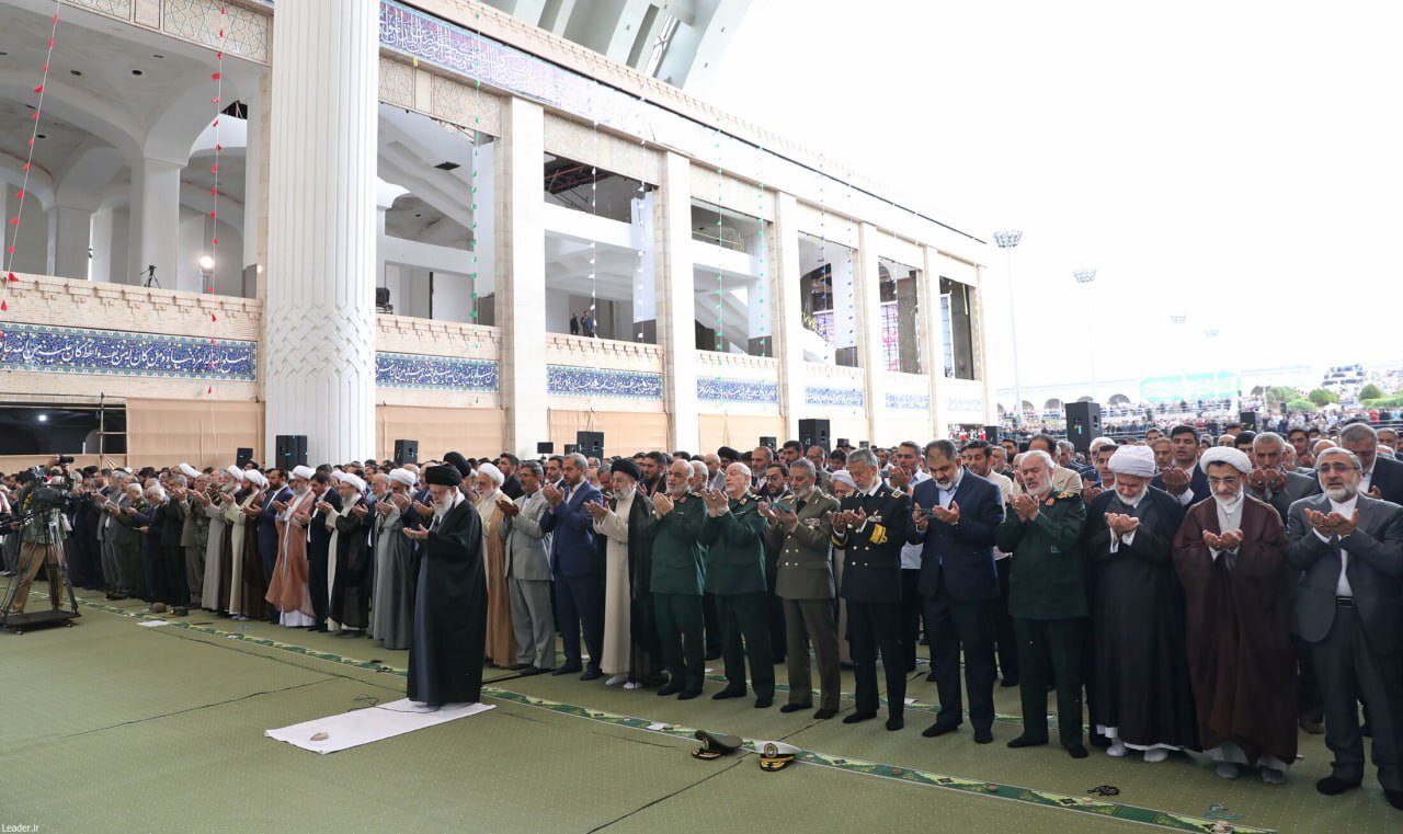 عکس | لباس متفاوت فرمانده نیروی دریایی ارتش در نماز عید فطر پشت سر رهبر انقلاب