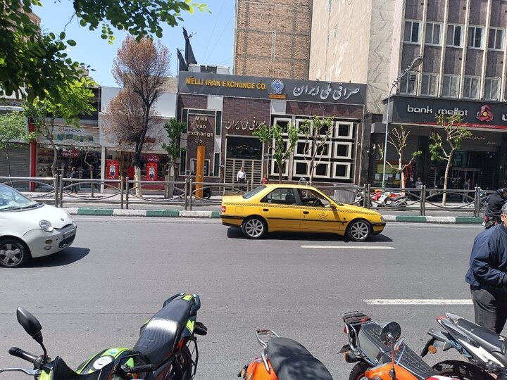 تصاویر | خلوتی جالب صرافی‌ها در تهران