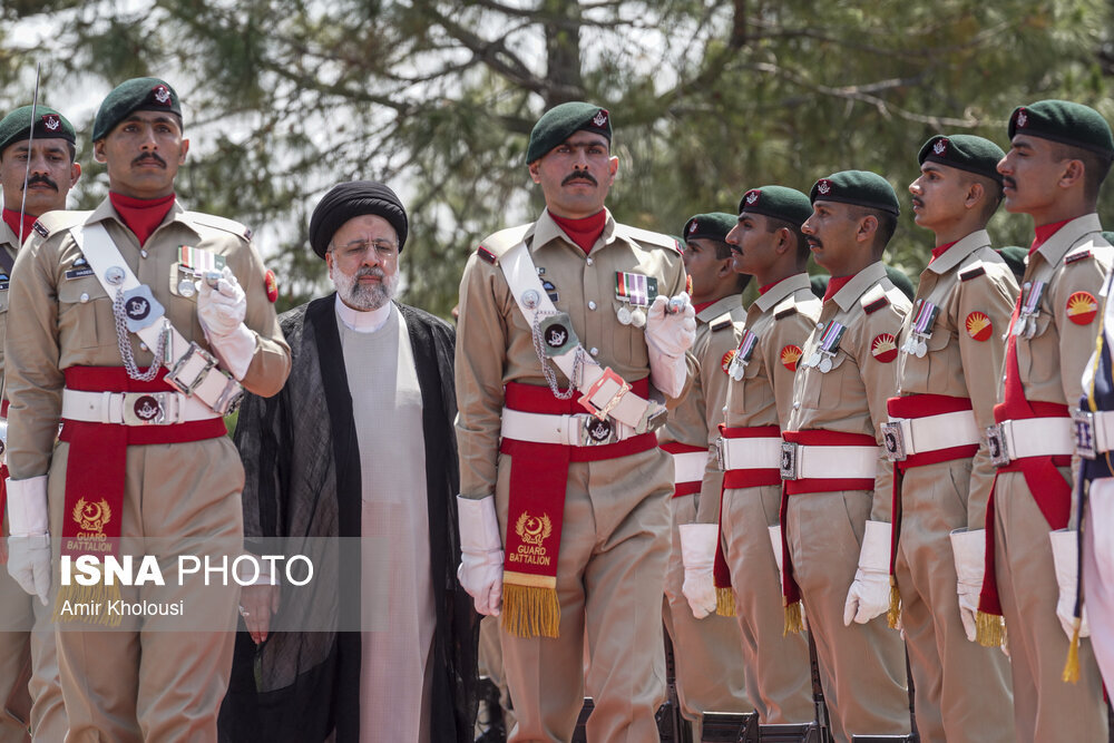 عکسی جالب از تفاوت استقبال از حسن روحانی و ابراهیم رئیسی در فرودگاه پاکستان /تراز دیپلماسی!