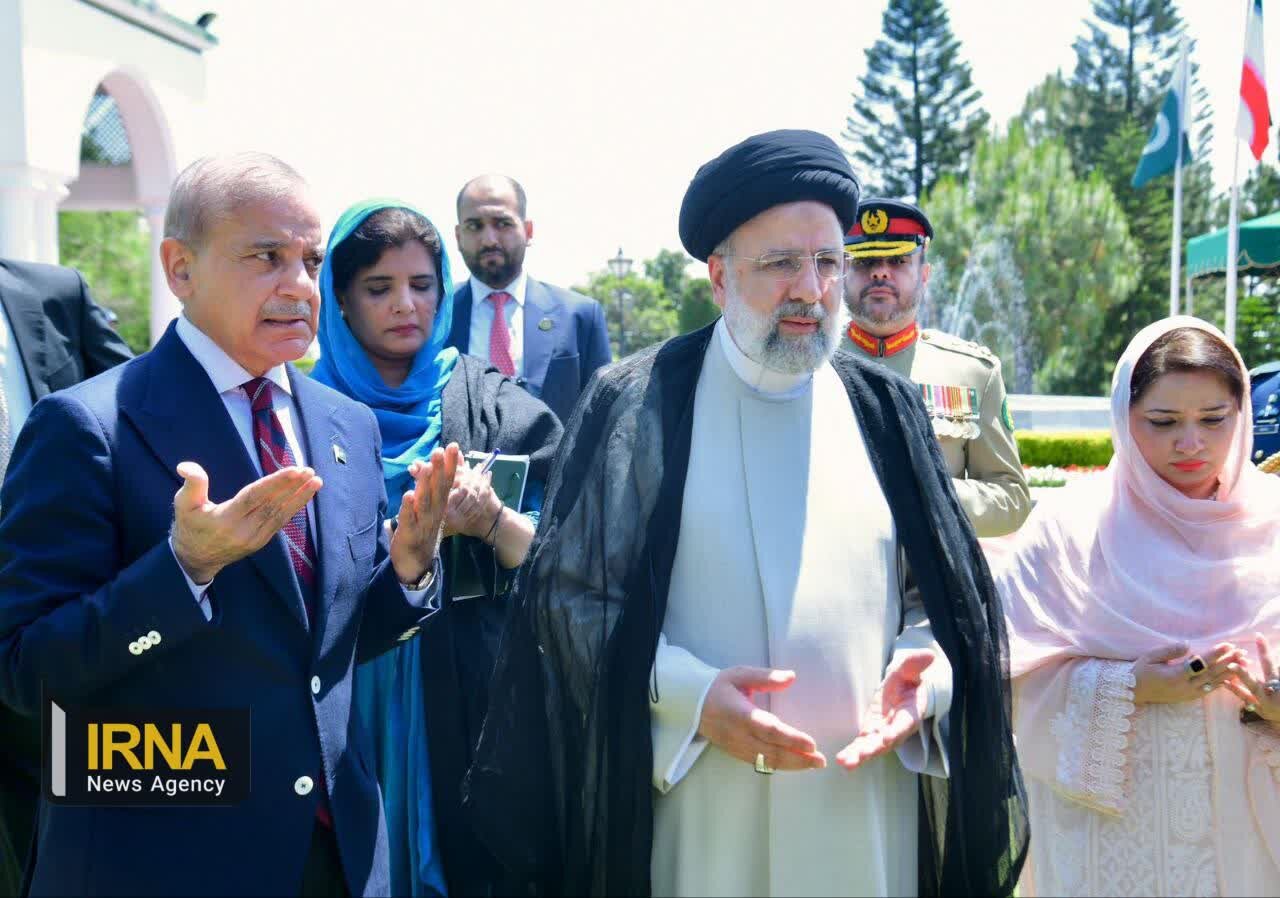 عکس | تصاویری از دعا کردن ابراهیم رئیسی در کاخ نخست وزیری پاکستان
