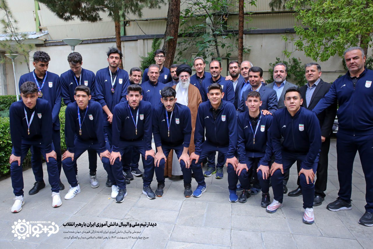 عکس متفاوت از دیدار تیم ملی والیبال دانش‌آموزی ایران با رهبر انقلاب
