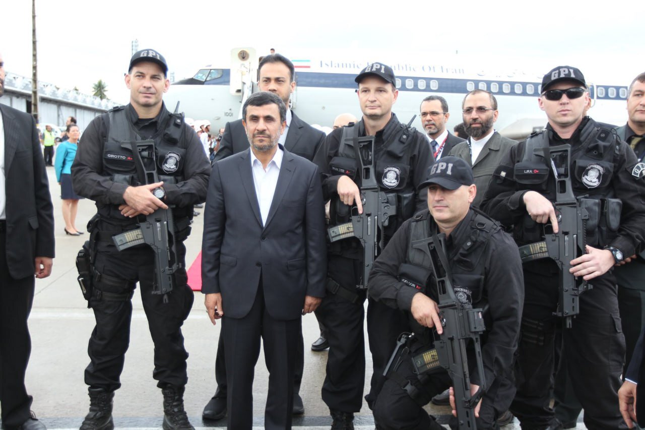 عکس | تصویری متفاوت از محمود احمدی‌نژاد در میان نیروهای امنیتی خارجی تفنگ‌بدست!