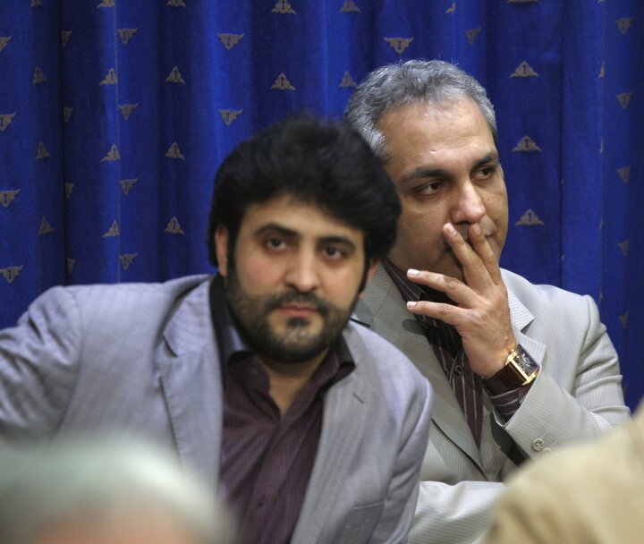 تصاویر | عکس تاریخی مهران مدیری در دیدار با احمدی‌نژاد؛ مزاحمت یکی از نزدیکان برای جلوگیری از ثبت عکس!