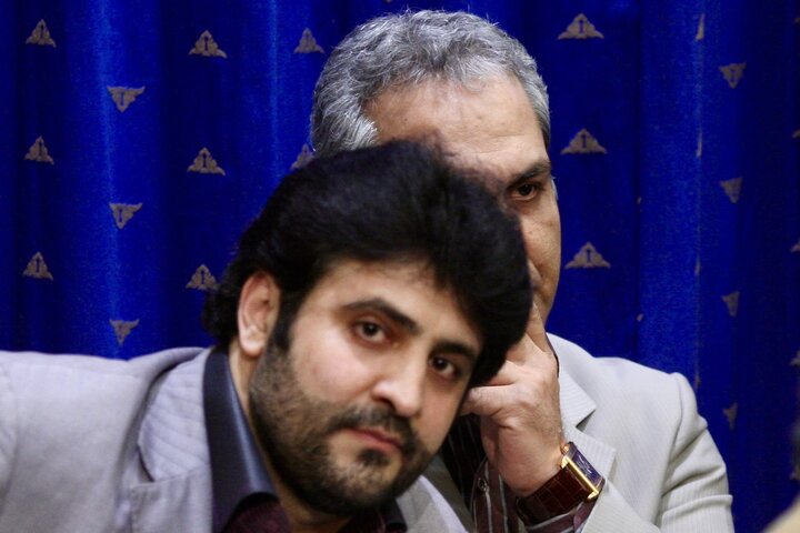 تصاویر | عکس تاریخی مهران مدیری در دیدار با احمدی‌نژاد؛ مزاحمت یکی از نزدیکان برای جلوگیری از ثبت عکس!