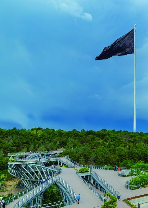 عکس | برافراشته شدن پرچم عزا در بزرگ‌ترین برج پرچم کشور در اراضی عباس‌آباد