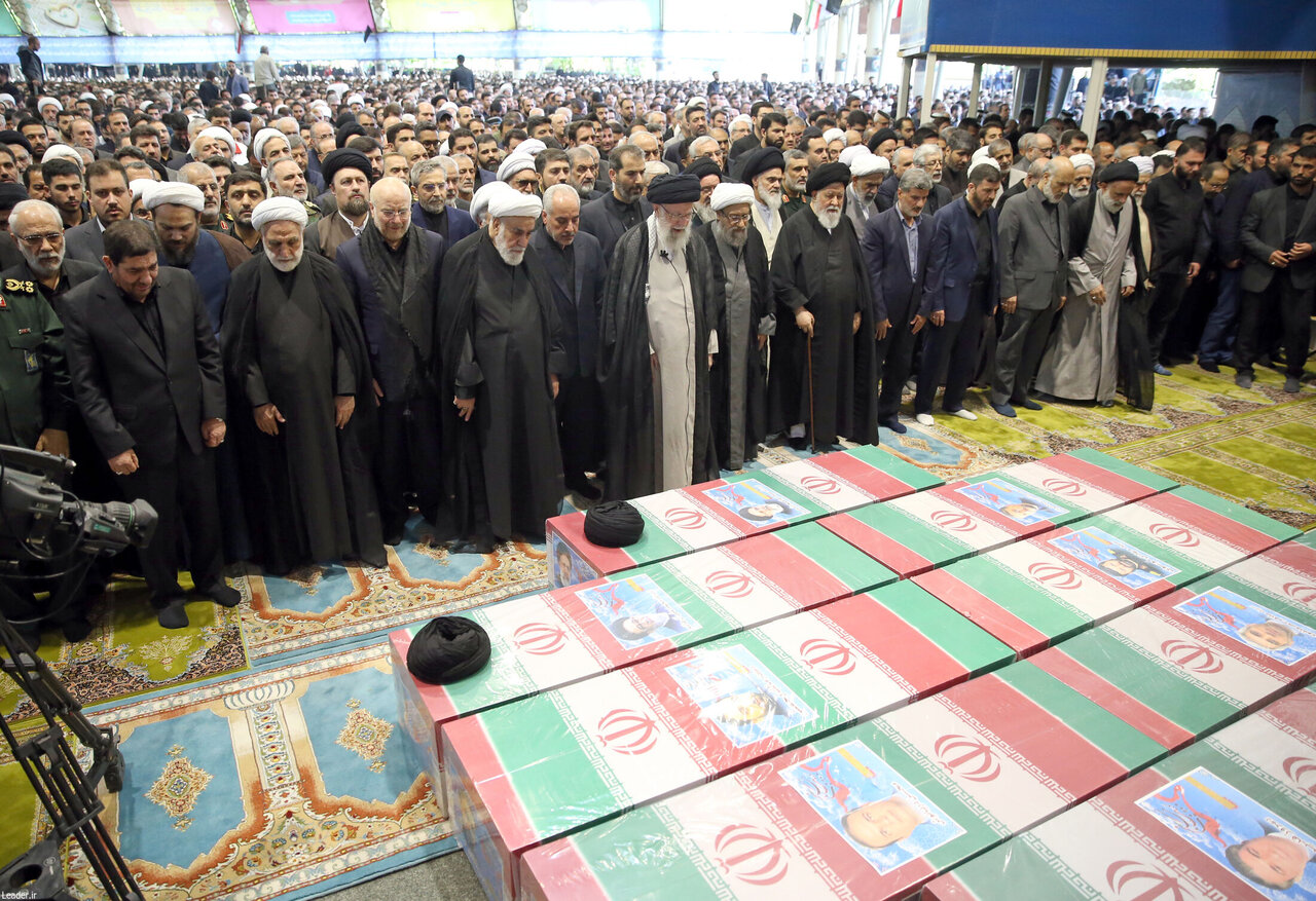 کدام چهره های سیاسی و نظامی در صفوف اول اقامه نماز بر پیکر رئیسی حضور داشتند؟ +عکس