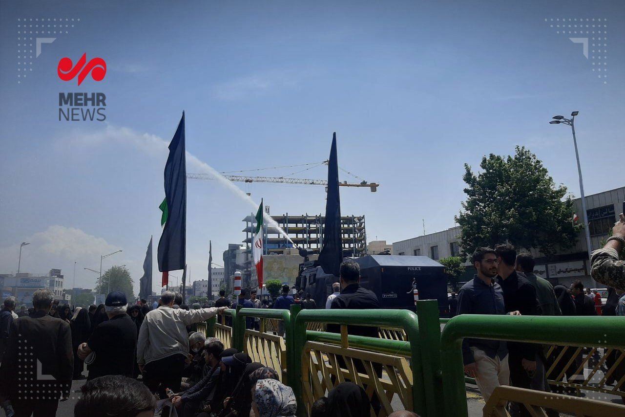 عکس | خنک شدن مردم توسط ماشین ویژه آب‌پاش پلیس