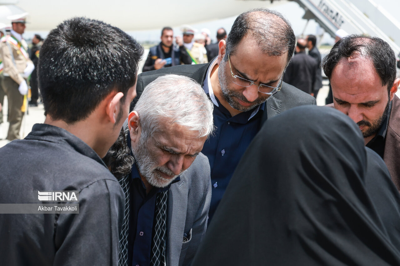 تصاویری از حاج منصور ارضی و سردار قاآنی در فرودگاه مشهد
