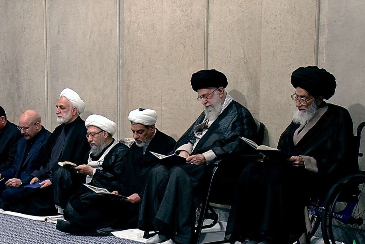 عکسی از پدر آیت الله آل هاشم در کنار رهبر انقلاب /قالیباف و آملی لاریجانی هم آمدند