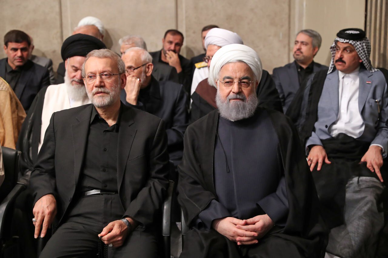 عکس | یواشکی حرف زدن حسن شریعتمداری پشت سر حسن روحانی و علی لاریجانی در مراسم بزرگداشت شهدای خدمت