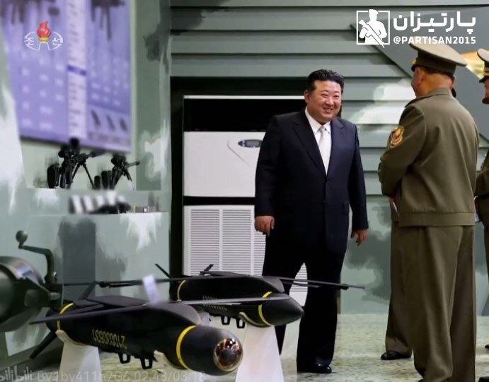 عکس | لبخند رضایتِ کیم جونگ اون به ژنرال ارتش پس از دیدن تسلیحات جدید نظامی کره شمالی