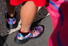 طرح جالب کفش یکی از هواداران دونالد ترامپ در مقابل دادگاه(عکس)