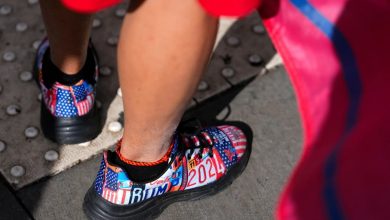 طرح جالب کفش یکی از هواداران دونالد ترامپ در مقابل دادگاه(عکس)
