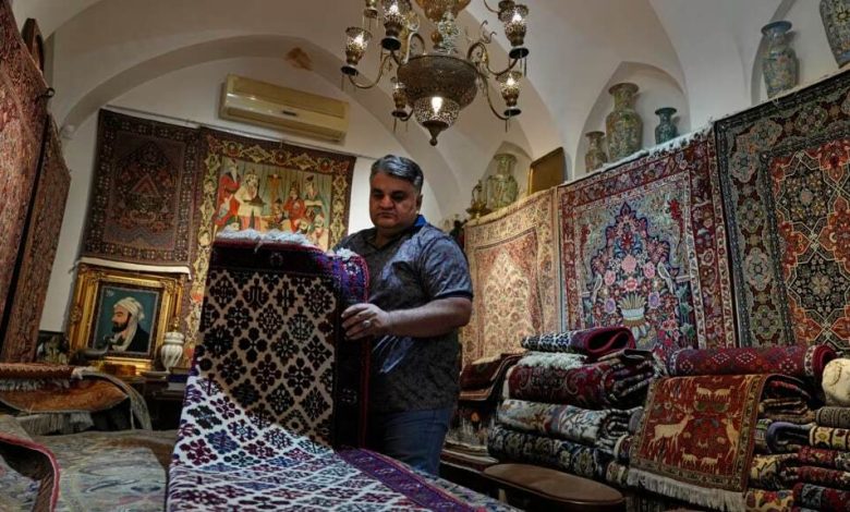 آسوشیتدپرس: تحریم‌های اقتصادی به قالی‌بافان سنتی در ایران ضربه زده است
