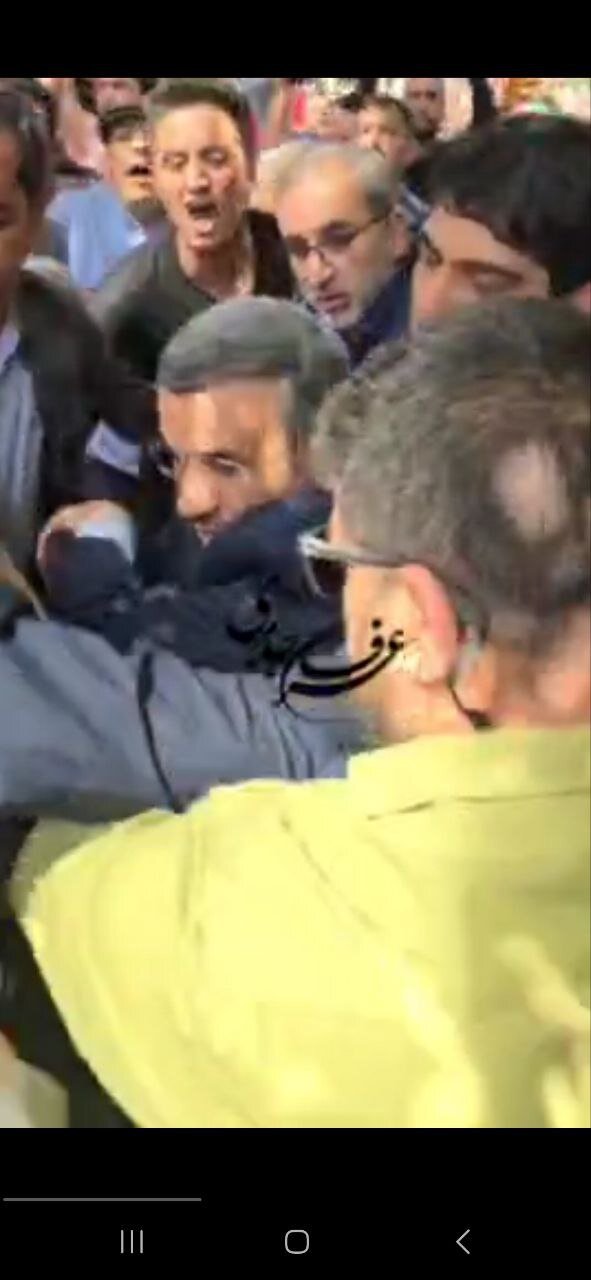 احمدی نژاد محاصره شد /او به سختی از زمین خوردن نجات یافت