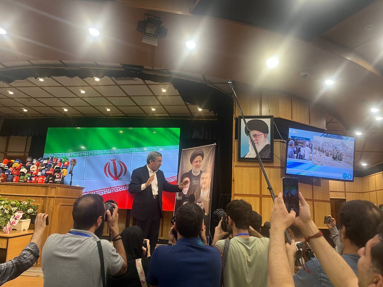 واکنش محمود احمدی نژاد به قطع شدن صدای میکروفون در هنگام سخنرانی