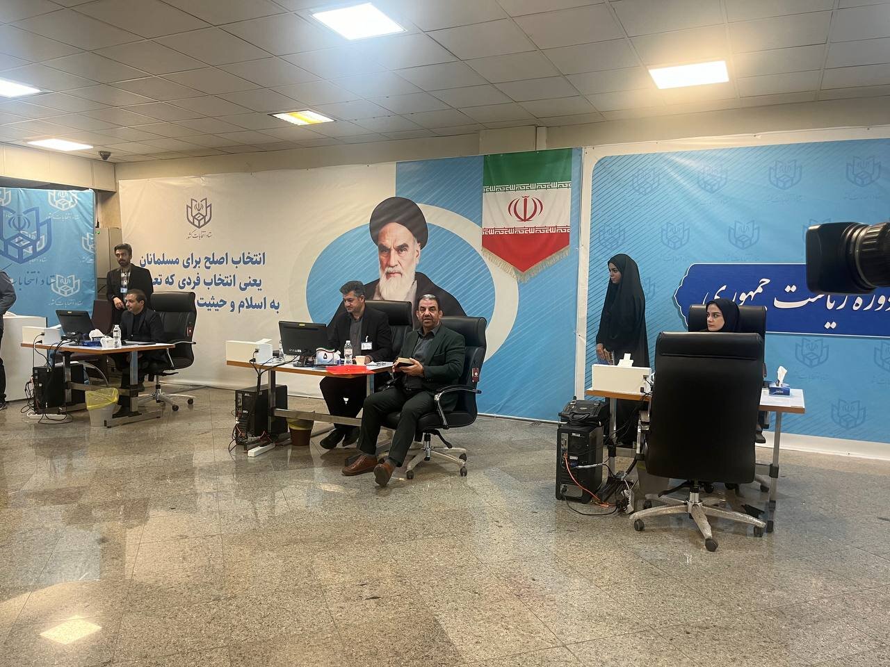 این زن با پوشش متفاوت کاندیدای ریاست جمهوری شد /وزیر احمدی نژاد هم آمد /جاسمی سودای پاستور به سرش زد +عکس