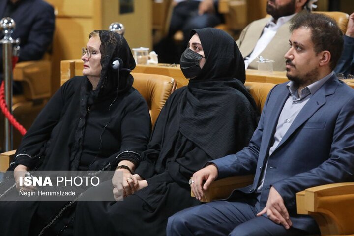 تصاویر | تصویری جدید از خانواده شهید امیرعبداللهیان در یک مراسم؛ پوشش خاص مهمانان شکار دوربین ها شد