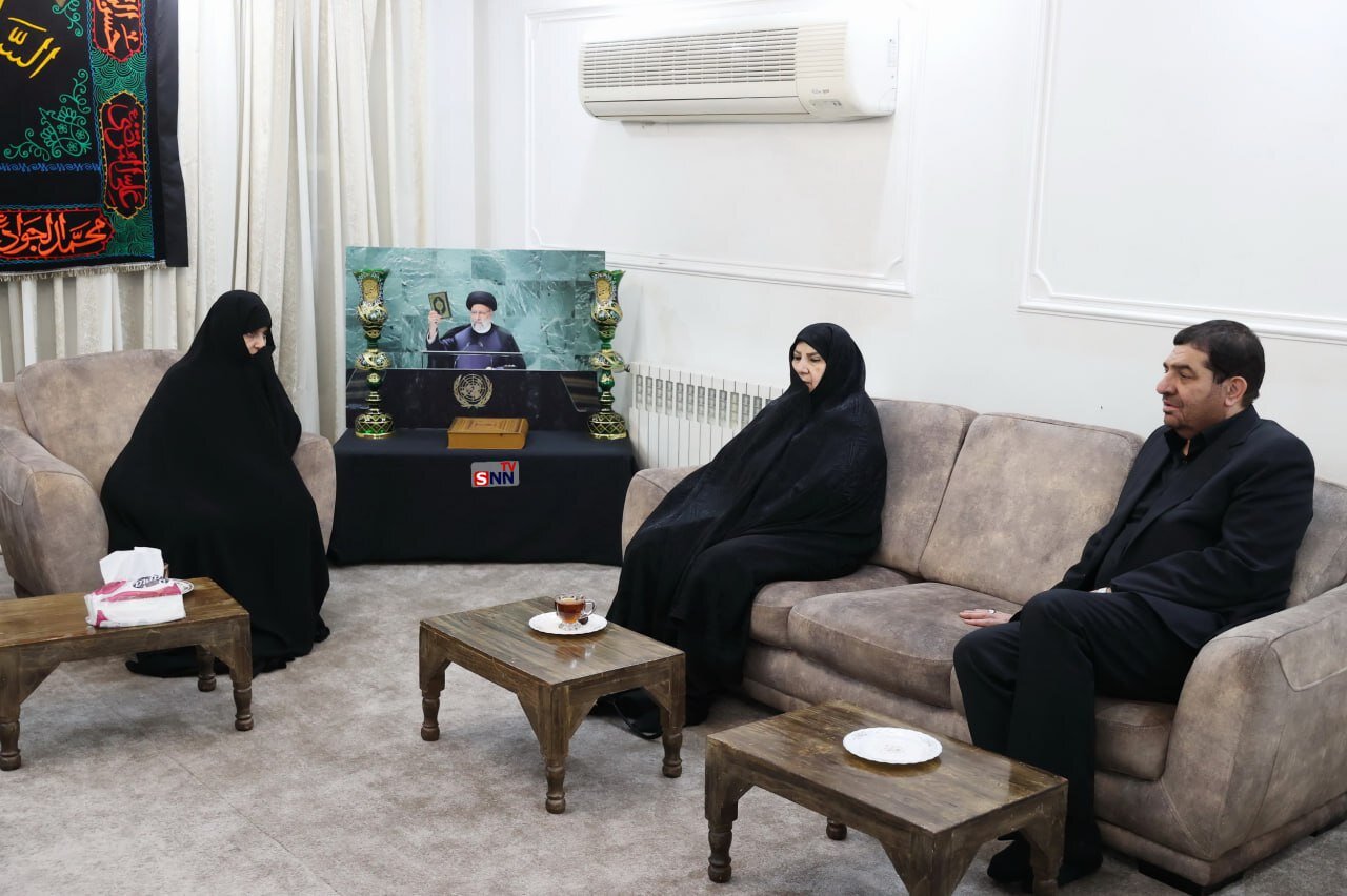 عکس | تصویری جالب از شهید رئیسی در گوشه خانه جمیله علم‌الهدی؛ دیدار مخبر با خانواده رئیس جمهور فقید