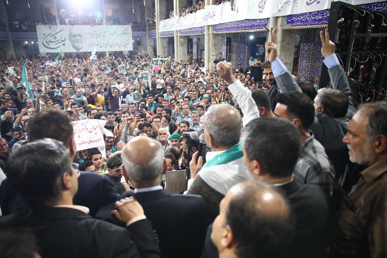 تصاویری از استقبال عجیب مردم یزد از مسعود پزشکیان / یار خاتمی خوش آمد