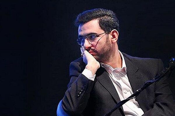 طعنه آذری جهرمی به زاکانی: چطور می‌شود با کاهش قیمت بنزین از ۳۰۰۰ به ۱۵۰۰ تومان، به مردم یارانه ۲۲ میلیون تومانی داد؟ / این یکی را هم آموزش ندیده ایم؟