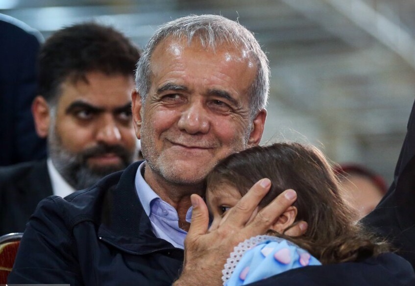 گزارش گاردین از «جراحی که رئیس جمهور شد» / تنها ترس مخالفان پزشکیان، محبوبیت مداوم اوست / مشارکت پایین در انتخابات نشان دهنده تردید بسیاری از مردم نسبت به سیاستمداران است؛ از این رو پزشکیان راهی دشوار پیش رو دارد / نخستین آزمون پزشکیان چیست؟