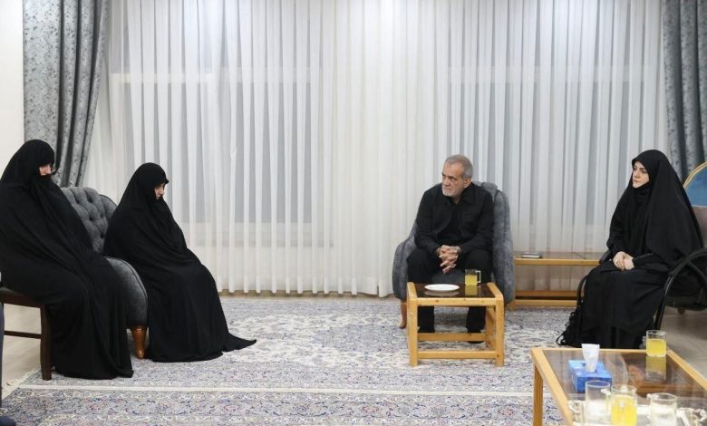 حضور رئیس‌جمهور منتخب در منزل رئیس‌جمهور شهید(عکس)