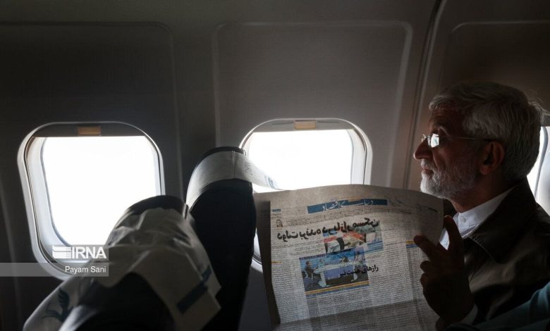 یر جالب خبرگزاری ایرنا از جلیلی داخل هواپیما با تیتر مهم یک روزنامه!(عکس)