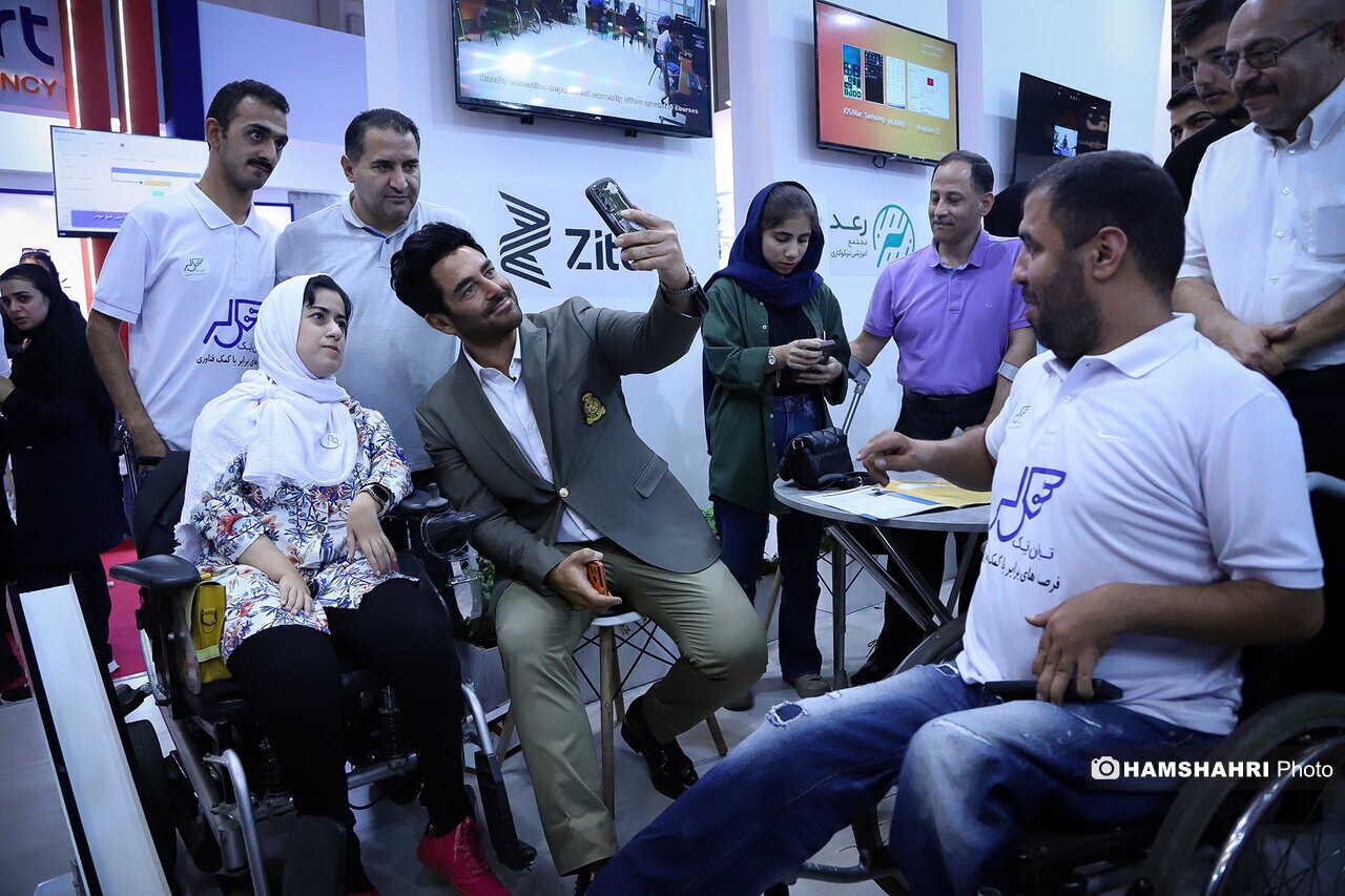عکس | ژست‌ محمدرضا گلزار در نمایشگاه الکامپ حین سلفی گرفتن با مردم