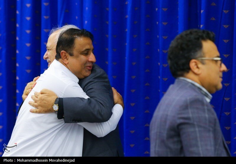 عکسی از نماینده ردصلاحیت شده در آغوش محمدجواد ظریف