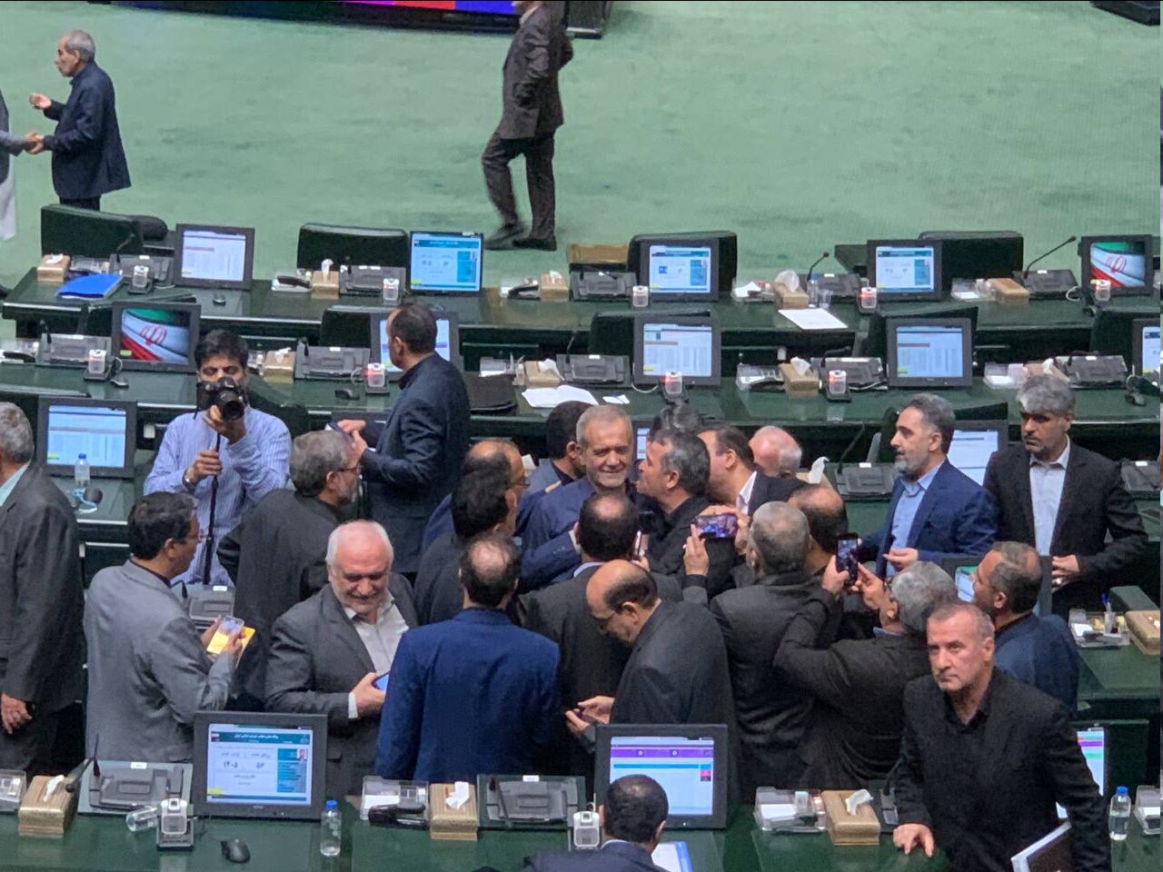 تصاویر خوش و بش نمایندگان مجلس با پزشکیان /بازار سلفی با رئیس جمهوری منتخب داغ بود