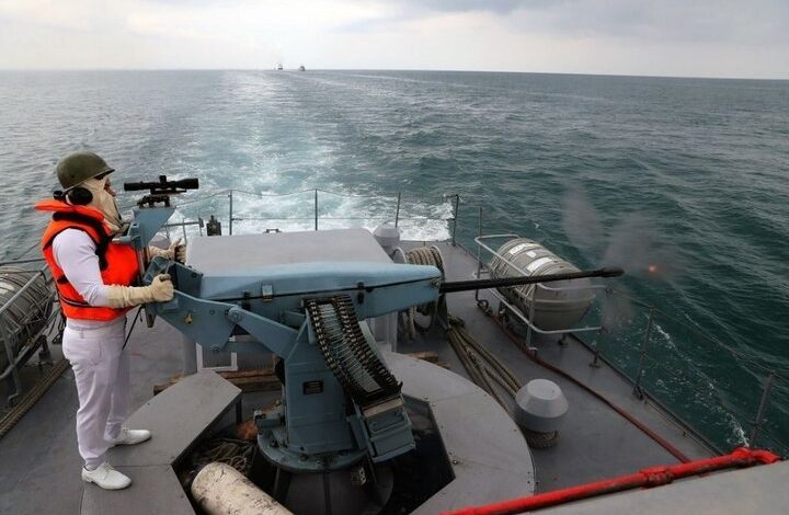 تیراندازی به اهداف شناور در رزمایش دریایی ایران و روسیه