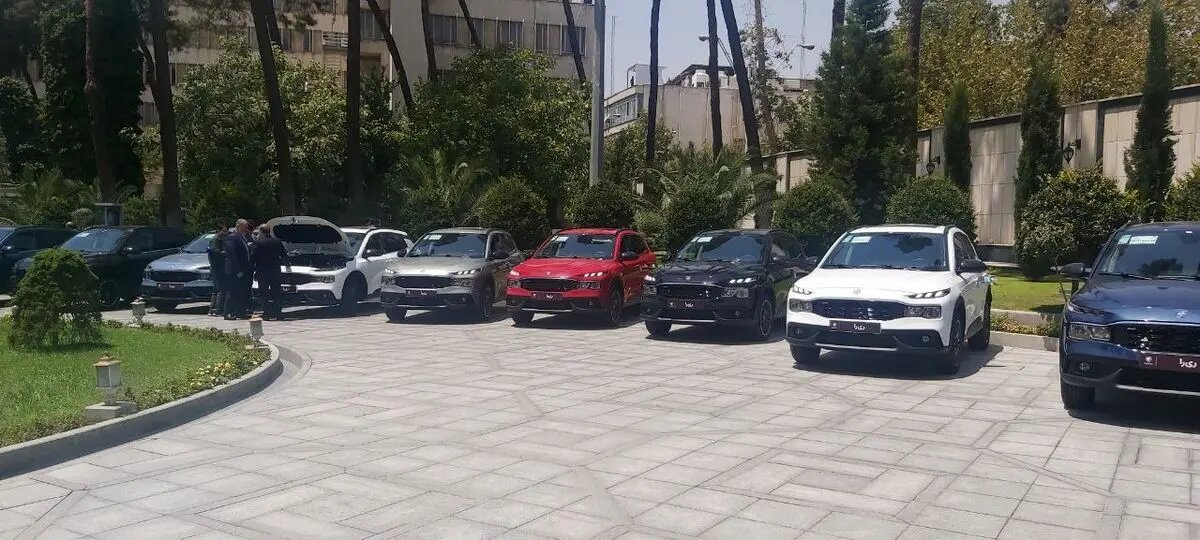 عکسی از از خودرو"ری‌را " محصول جدید ایران خودرو در آخرین جلسه هیات دولت سیزدهم را می بینید