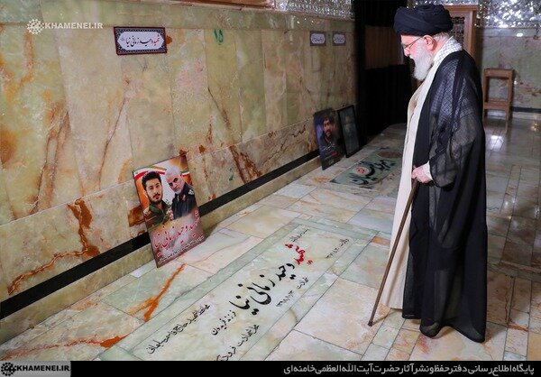 عکسی از فاتحه خوانی رهبر انقلاب بر سر مزار محافظ سردار سلیمانی