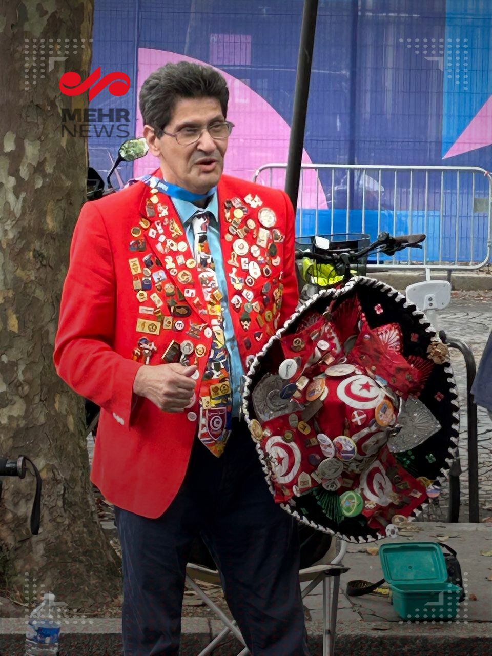 عکس | تیپ و لباس بسیار خاص یک توریست در المپیک پاریس
