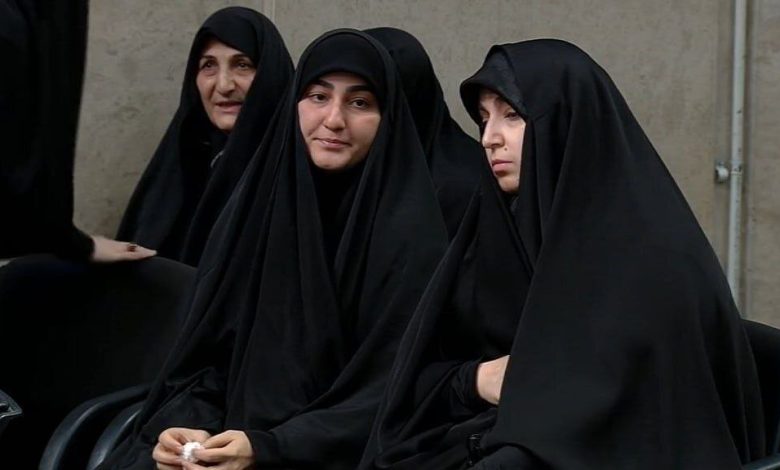 عکسی از دختران سردار قاسم سلیمانی در مراسم تنفیذ حکم ریاست جمهوری پزشکیان