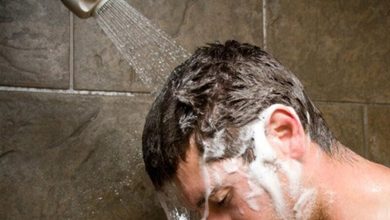 ۱۴ اشتباهی که نباید هنگام دوش گرفتن انجام دهید